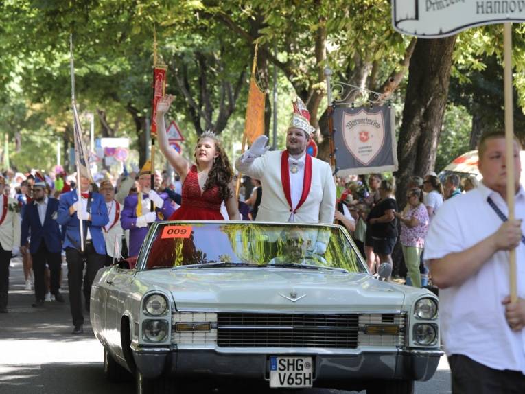 Menschen bei einem Festumzug.